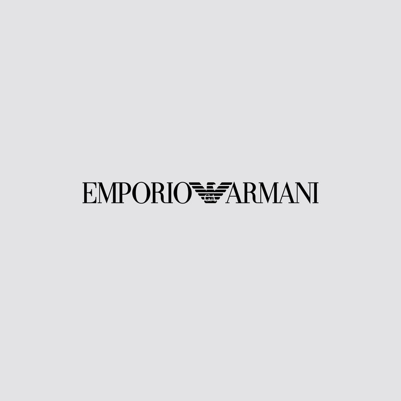 Logo in testo nero per Emporio Armani, con emblema ad aquila stilizzata, su sfondo grigio chiaro. Tipografia pulita e moderna.