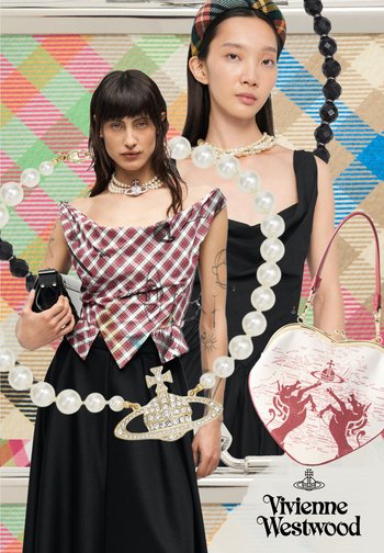 Zwei Frauen in schwarzen Kleidern mit karierten und Perlen-Accessoires, posierend vor einem bunten geometrischen Hintergrund, mit Vivienne Westwood Taschen.