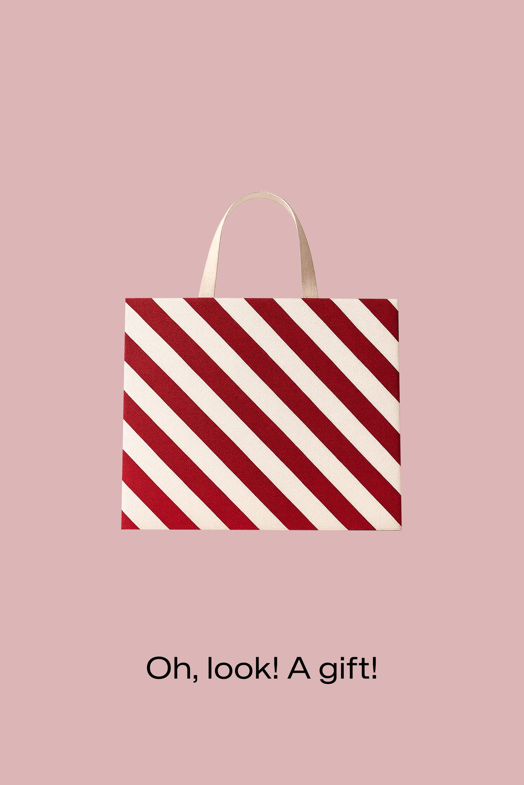 Rood-wit gestreepte cadeauzak met een vlak handvat, rechthoekige vorm, gladde textuur op een roze achtergrond.