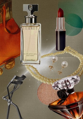 Brun läderhandväska, Calvin Klein Eternity parfym, rött MAC läppstift, pärlhalsband, pärlörhängen, ögonfransböjare, brun ögonskugga, utsmyckad parfymflaska.