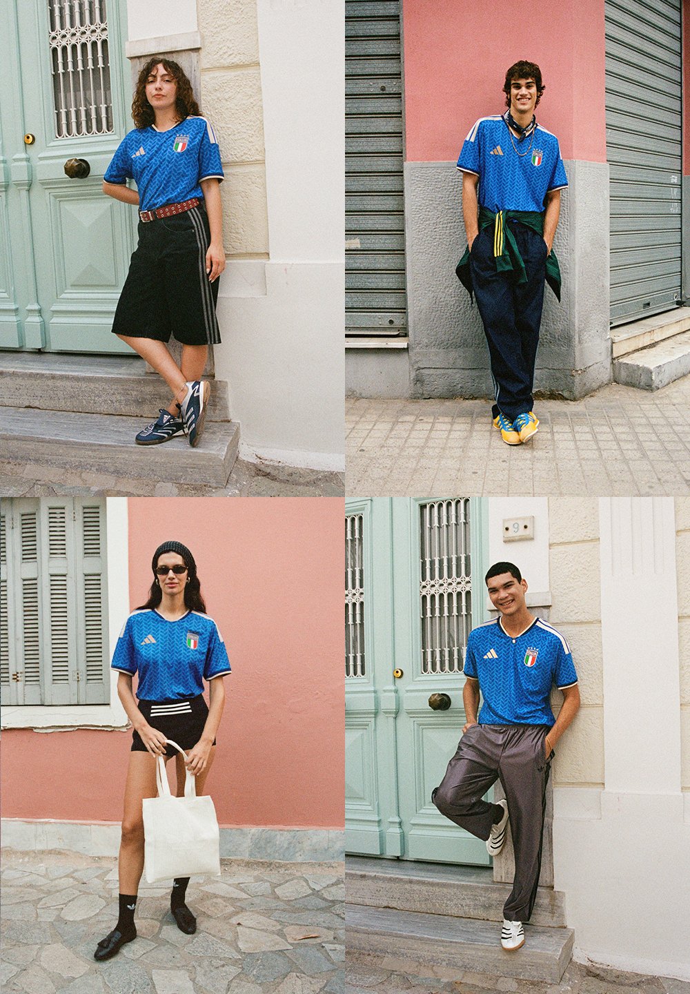 Niebieskie włoskie koszulki piłkarskie z teksturowanym wzorem. Trzej z nich mają na sobie ciemne szorty lub spodnie, połączone z trampkami; jeden trzyma białą torbę na ramię.