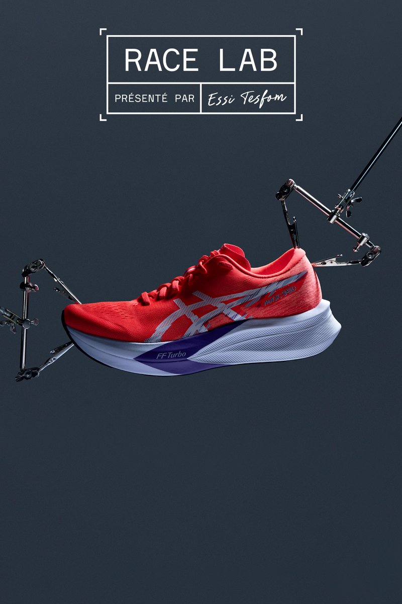 Chaussure de sport rouge avec une tige texturée, des accents blancs et une semelle blanche incurvée comportant une section violette étiquetée "FF Turbo".