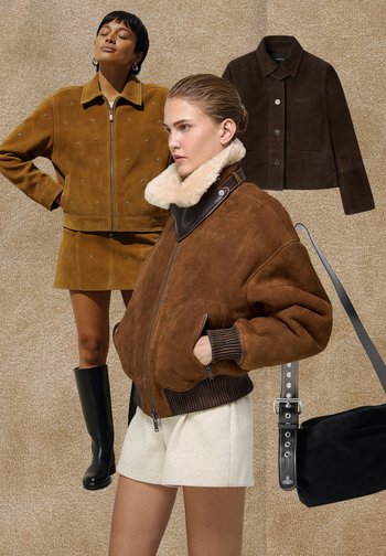 Drei Wildlederjacken: eine braune Bomberjacke mit einem Kunstfellkragen, eine braune Knopfjacke und eine senfgelbe Jacke mit Nieten, vor einem strukturierten Hintergrund.