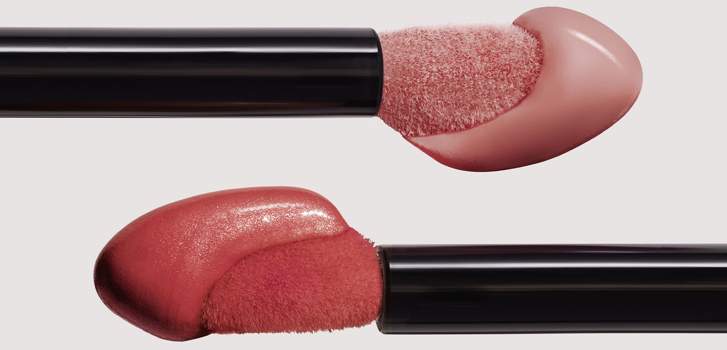 To sort skråtstillede læbepensler påfører glossy støvet rosafarvet og blød lyserød læbefarve på en lys baggrund.