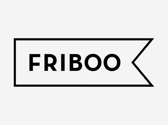 Testo nero "FRIBOO" su uno sfondo bianco, all'interno di una forma rettangolare delineata, che enfatizza un design pulito e moderno.