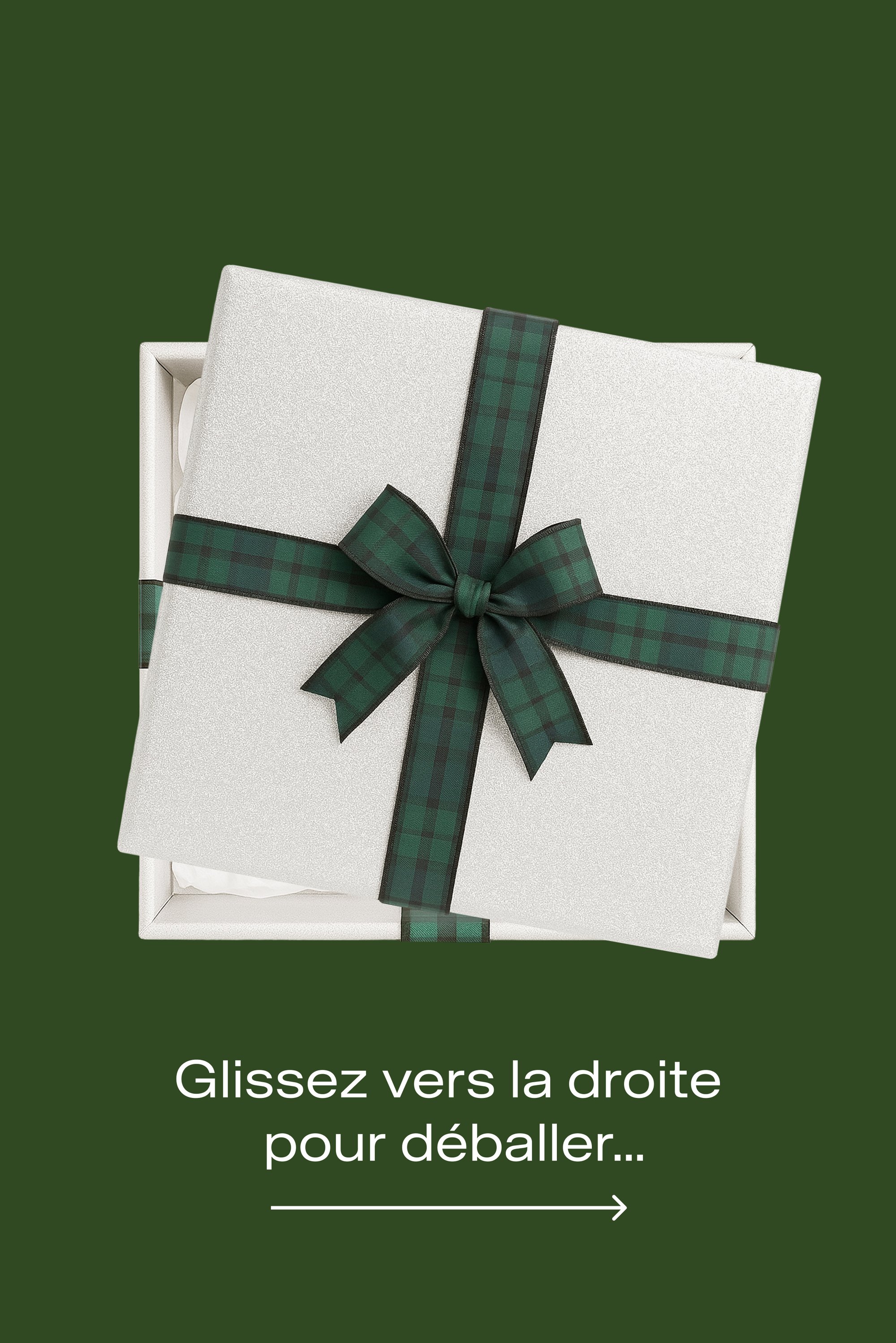 Boîte cadeau scintillante argentée ornée d'un ruban et d'un nœud à carreaux verts et noirs, posée sur un fond vert. Papier blanc visible à l'intérieur de la boîte.