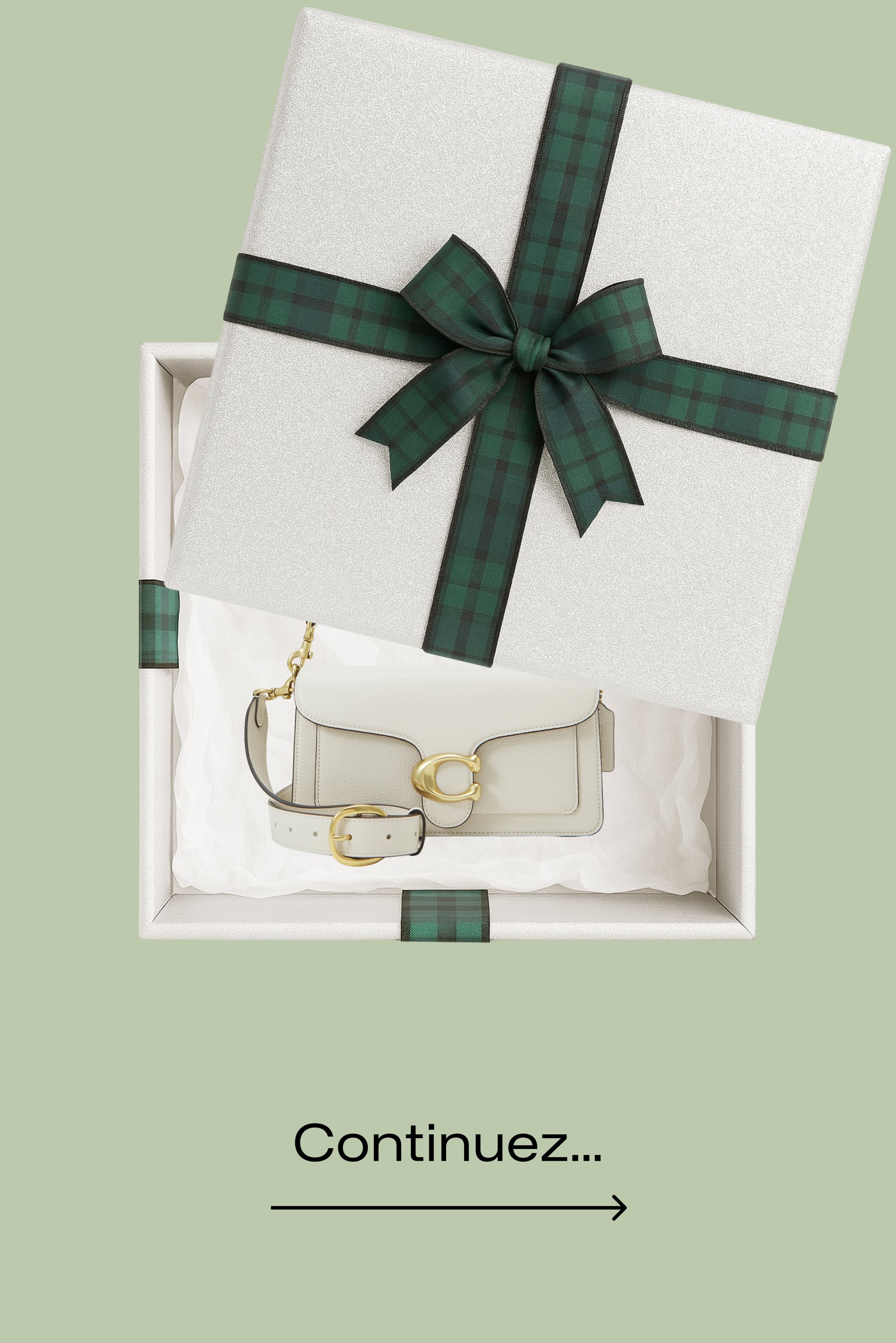 Boîte cadeau blanche avec un ruban à carreaux verts. À l'intérieur, un sac à main crème avec un fermoir doré et une sangle réglable repose sur du papier de soie blanc.