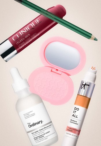 Baume colorant pour les joues Clinique, crayon vert Estée Lauder, miroir compact rose, flacon de sérum The Ordinary, correcteur multivitaminé IT Cosmetics.