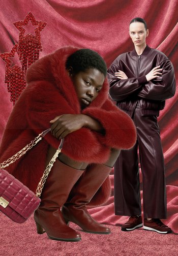 Geacă roșie din blană artificială, jachetă bomber din piele burgundă, pantaloni asortați, cizme roșii până la genunchi și o geantă roșie matlasată pe un fundal texturat.