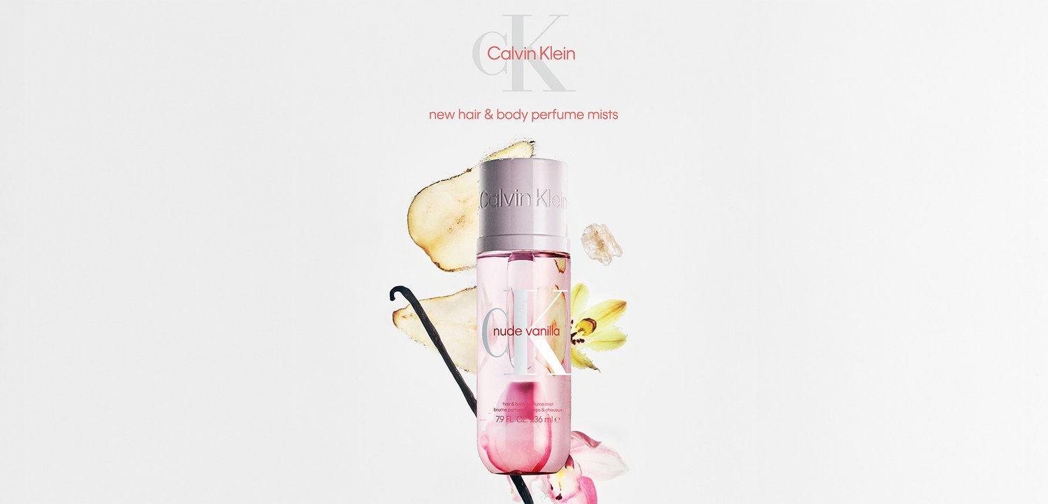 Butelka perfum do włosów i ciała w sprayu Calvin Klein nude vanilla z luskami wanilii, kwiatami i plasterkami owoców na białym tle.