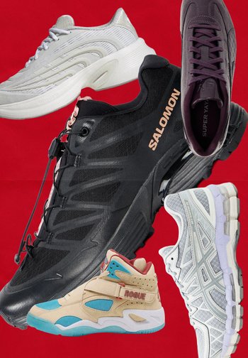 Päť rôznych tenisiek na červenom pozadí, vrátane čiernych Salomon, béžových Rogue, bielych Asics, fialových Super Yay a topánky s krémovou tvarovanou podrážkou.