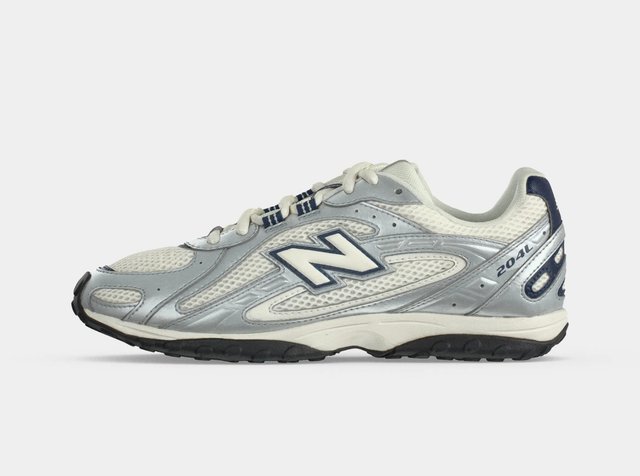 Baskets New Balance 204L blanches et argentées avec logo marine, panneaux en mesh, lacets et semelle en caoutchouc noire, vues de côté.
