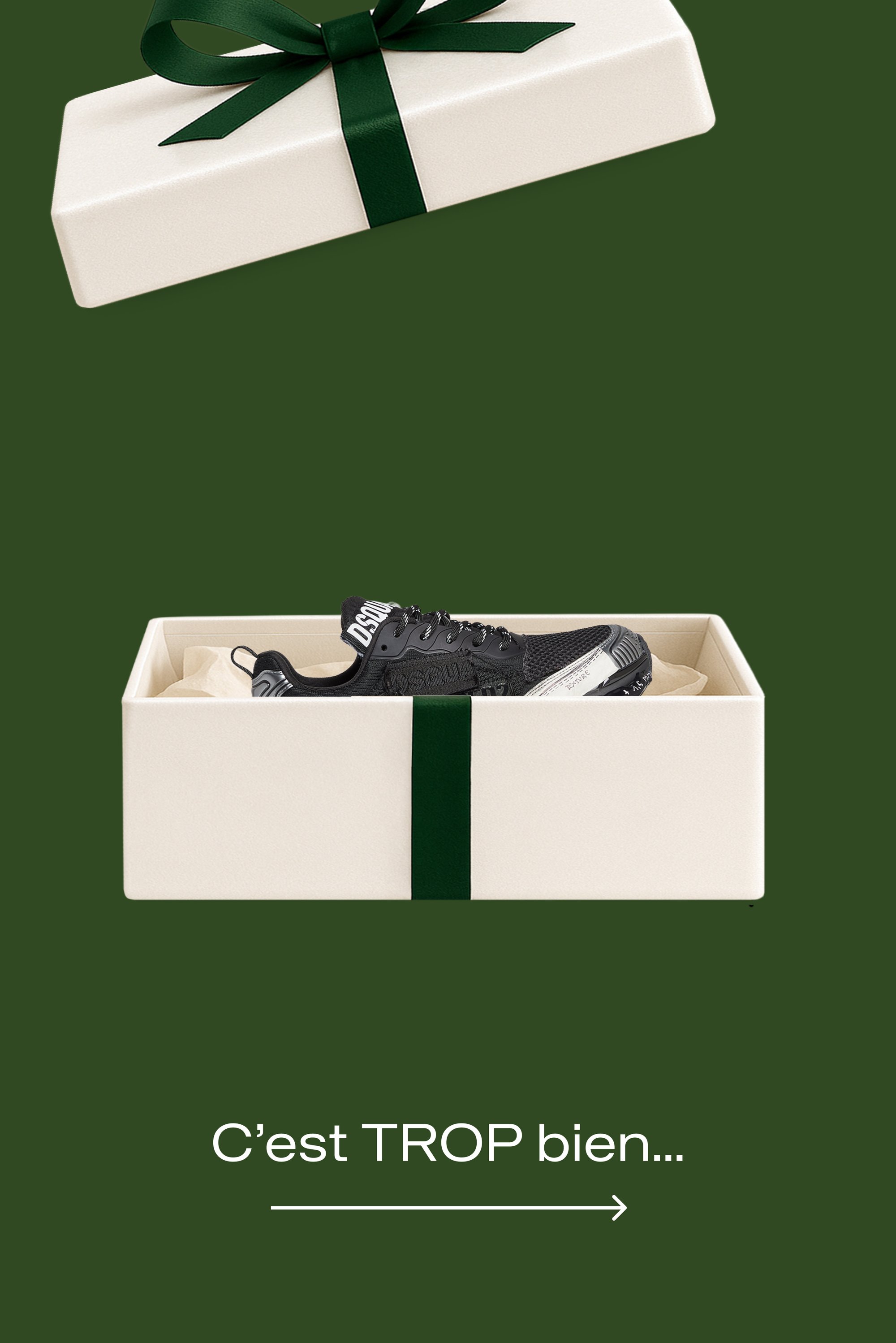 Chaussure de sport noire dans une boîte cadeau crème avec un ruban vert. La boîte est remplie de papier froissé, sur fond vert foncé.