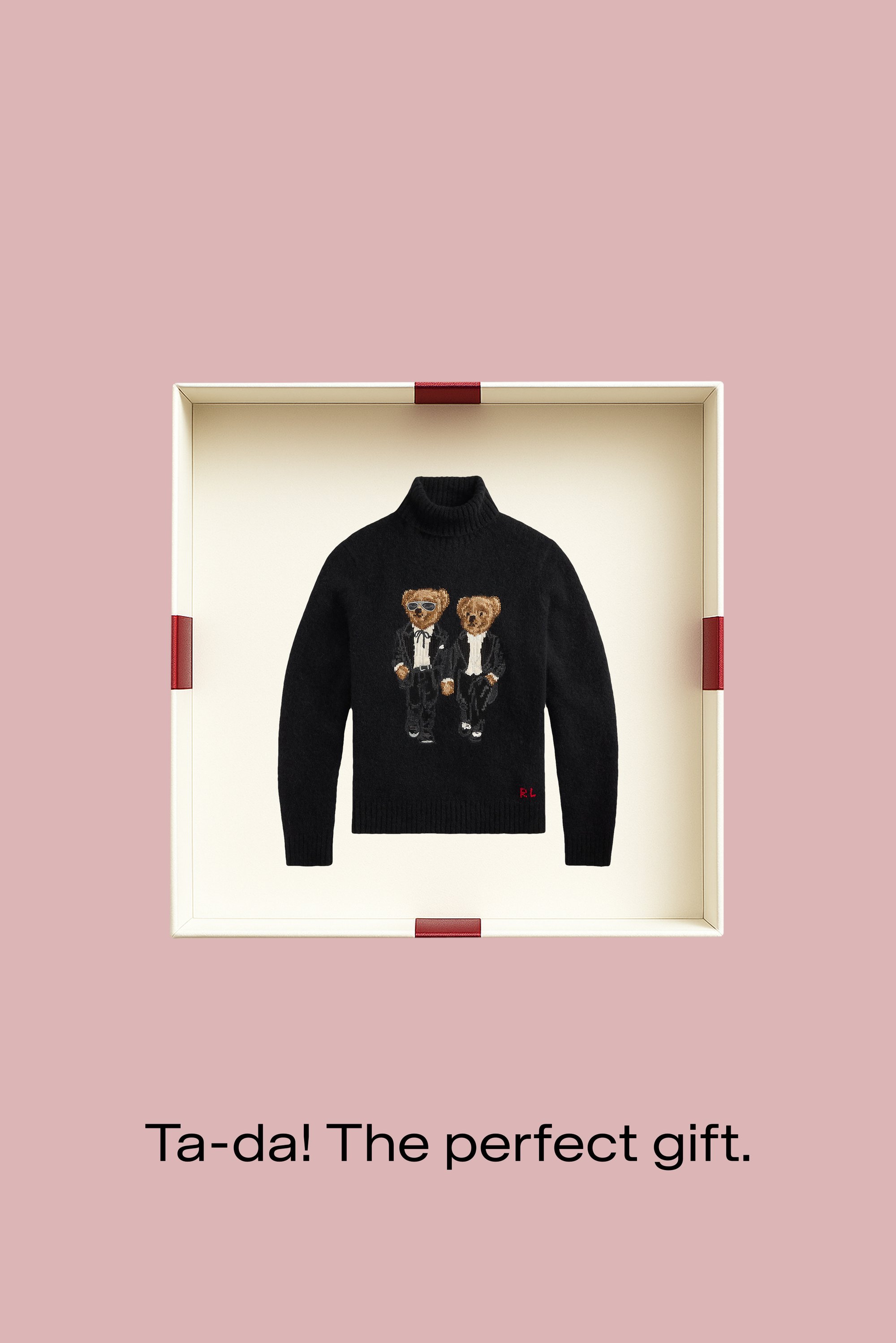 Maglione nero a collo alto con due orsetti ricamati vestiti con smoking, esposto all'interno di una scatola bianca con accenti rossi.