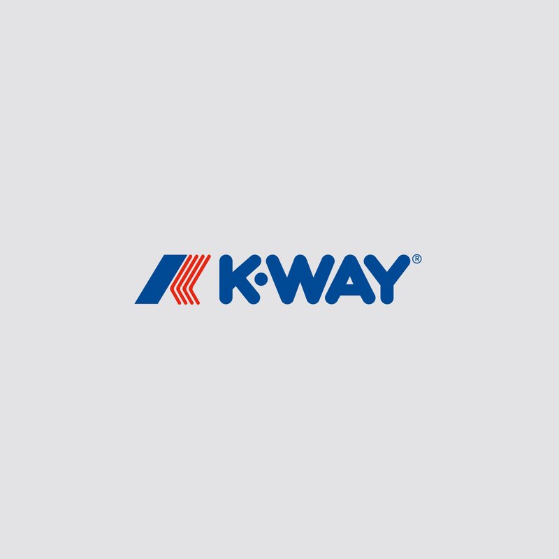 Das K-WAY-Logo zeigt auffällige, blaue Sans-Serif-Buchstaben mit einem stilisierten roten und weißen grafischen Akzent darüber. Sauberes Design auf einem hellgrauen Hintergrund.