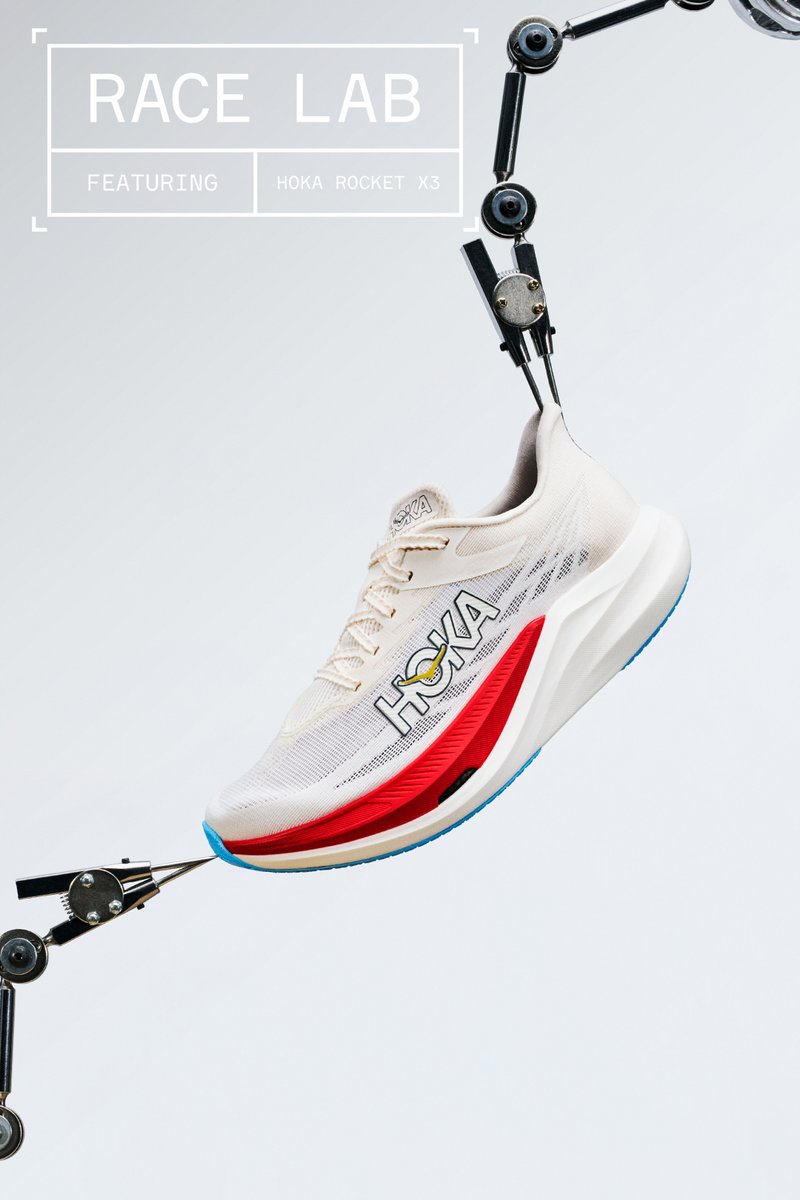 Weißer und roter Hoka Rocket X3 Laufschuh, gehalten von Roboterarmen vor einem einfarbigen Hintergrund mit dem Text „RACE LAB“.