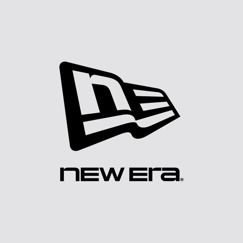 Stilisierte schwarze "ne" und Streifen, die eine Fahnenform über dem Text "new era" auf einem hellgrauen Hintergrund bilden.