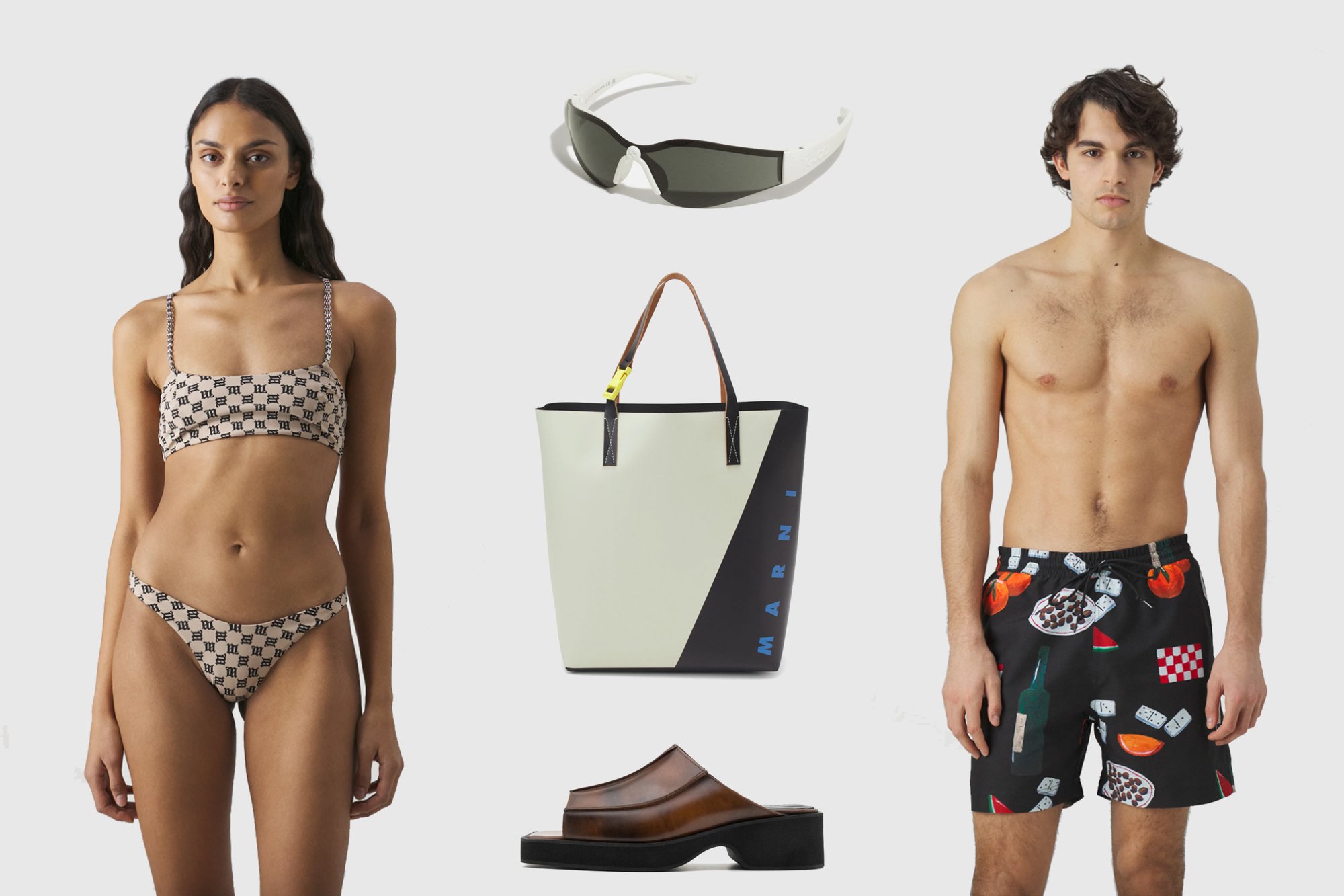 Een vrouw in een gekleed bikini staat naast een man in grafische zwemshorts. Een stijlvolle tas en een zonnebril worden prominent in beeld gebracht.