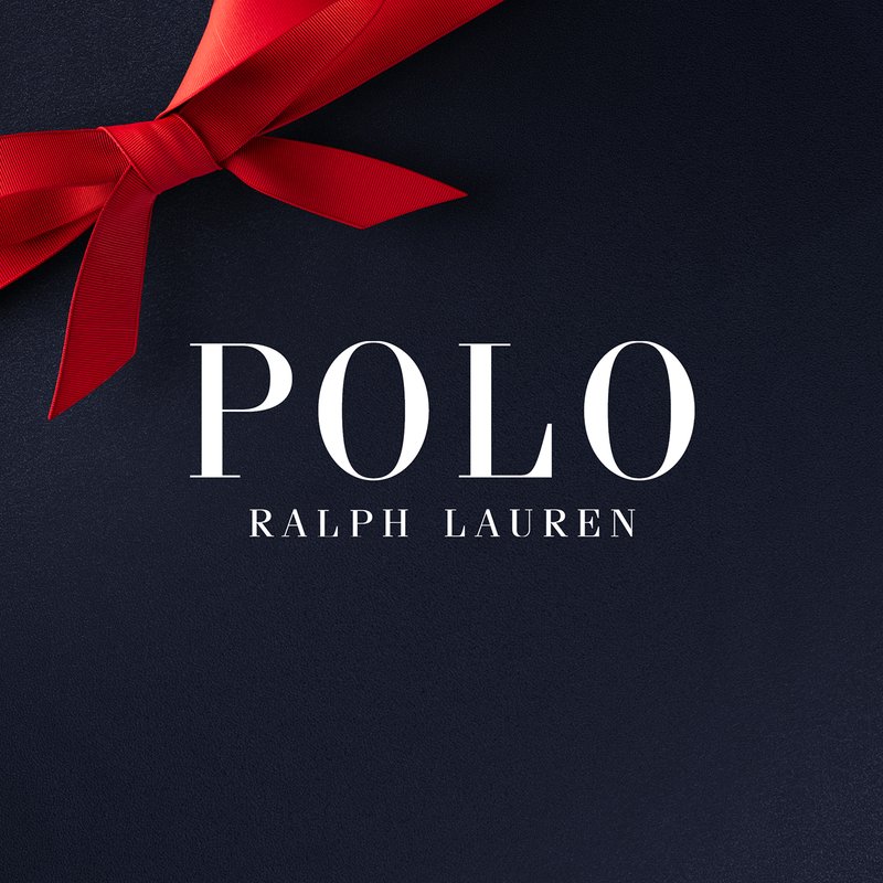 Sfondo blu navy con un prominente fiocco a nastro rosso in alto a sinistra. Testo bianco con le parole "POLO" e "RALPH LAUREN" in un font elegante e audace.