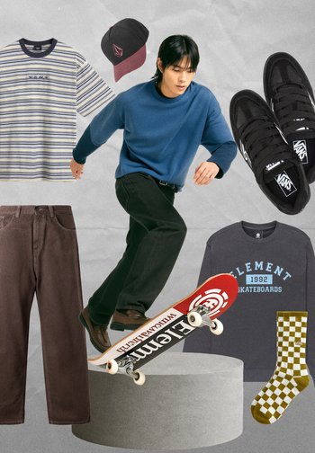 Skateboardåkare i blå tröja, svarta byxor och svarta sneakers. Omgivande föremål: randig skjorta, svart keps, grå sweatshirt, rutiga strumpor.