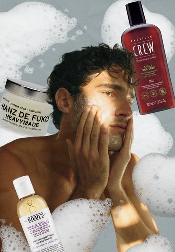 Trois produits de soin personnel sont présentés : un pot blanc étiqueté "Hanz De Fuko Heavymade," une bouteille rouge de "American Crew Tea Tree," et une bouteille transparente de "Kiehl's Rice & Wheat." Des bulles entourent ces produits. Une personne avec la peau mouillée applique un nettoyant sur son visage.