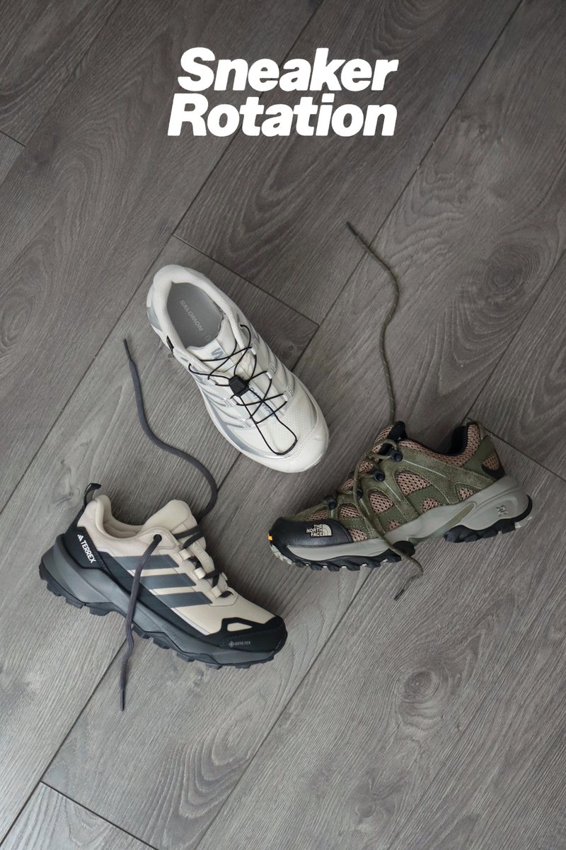 Drie verschillende wandelsneakers met loshangende veters, gerangschikt op een grijze houten vloer onder de tekst "Sneaker Rotatie."