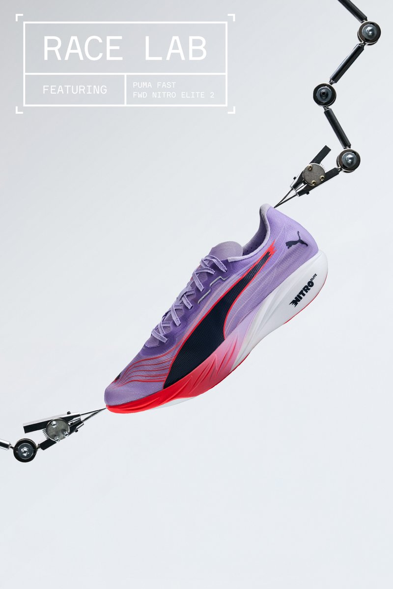 Ljubičasta Puma Fast FWD Nitro Elite 2 tenisica za trčanje držana robotskim rukama na sivoj pozadini s tekstom Race Lab.