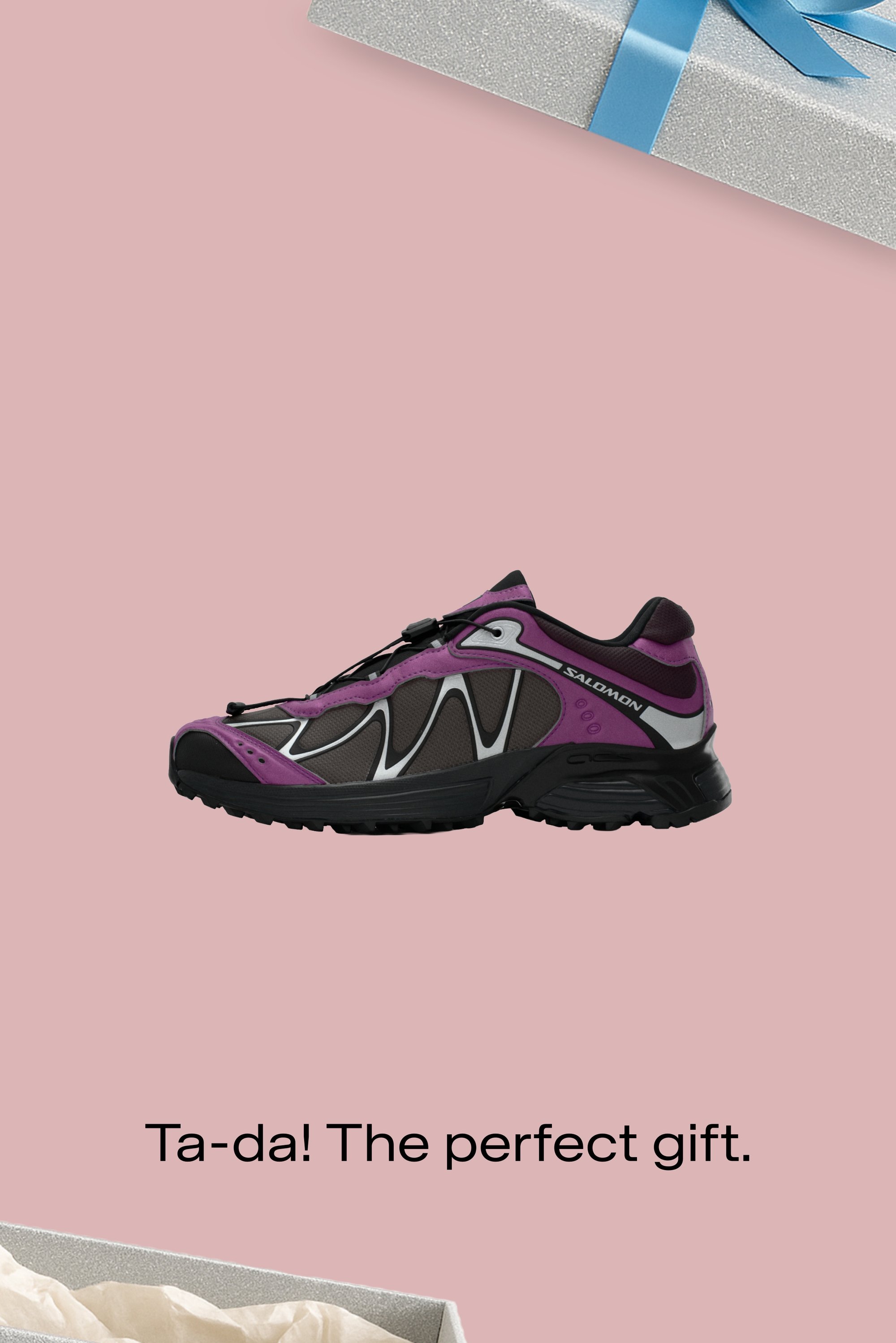 Sportschuhe in Lila und Grau, mit einem Mesh-Obermaterial, schwarzer Gummisohle und einem Bungee-Schnürsystem für einfaches An- und Ausziehen.