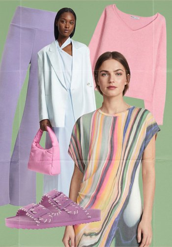 Twee vrouwen dragen pastelkleurige outfits met lavendelkleurige broeken, een roze trui, een roze handtas en paarse sandalen tegen een groene achtergrond.