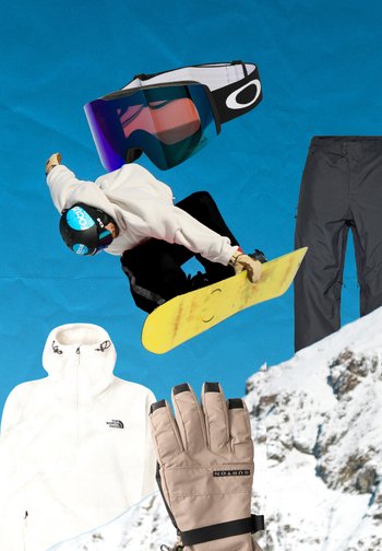 Snowboardåkare i luften bär hjälm, vit jacka och gul snowboard. Omgivande utrustning: grå byxor, beigea handskar och goggles med tonade glas.