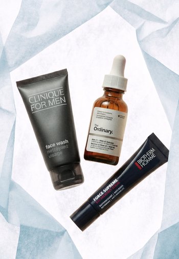 Clinique Gesichtsreinigungstube, The Ordinary Serumflasche mit Tropfer und Biotherm Homme Augenserumtube auf zerknittertem weißen Taschentuch.