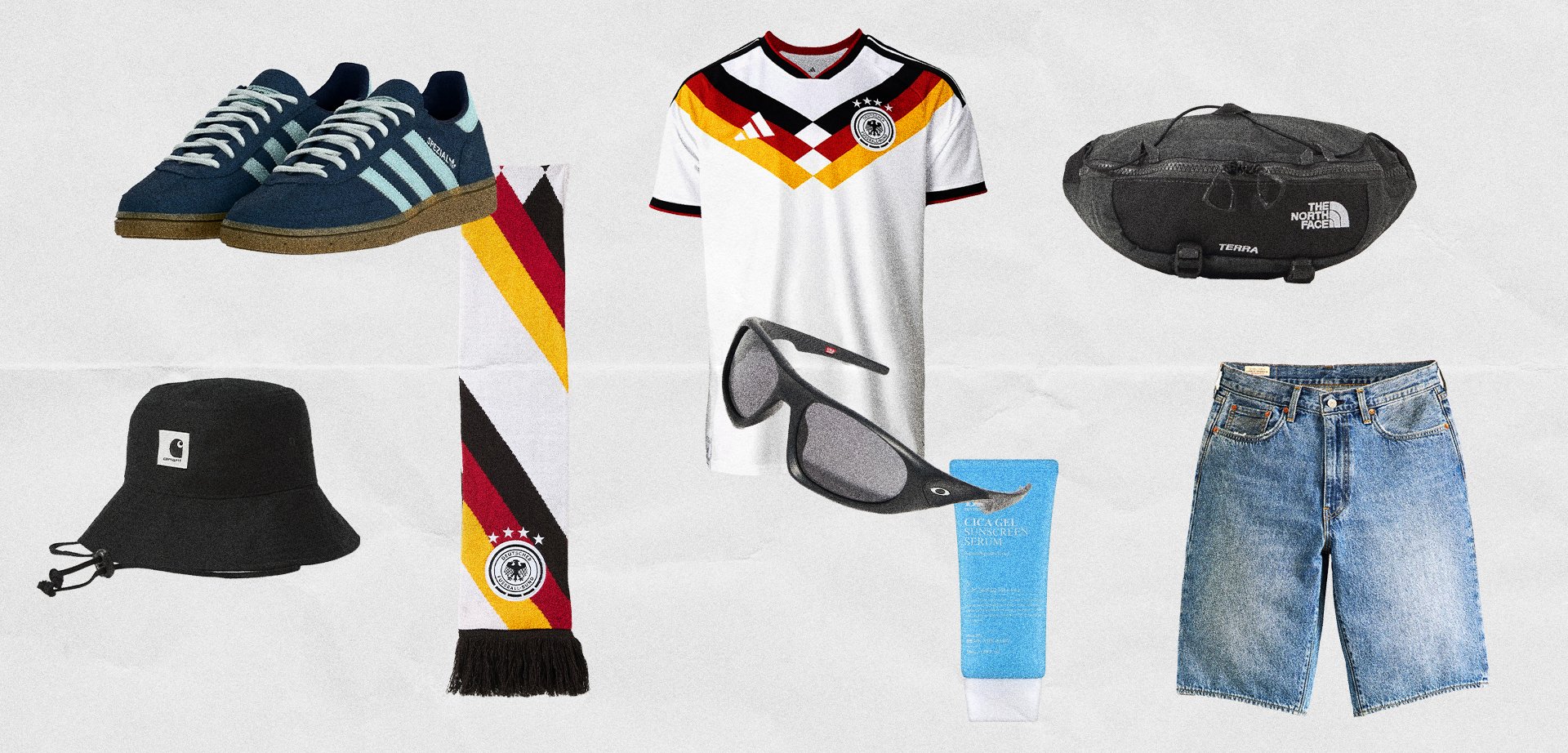 Adidas Schuhe, deutsches Fußballtrikot, Schal, schwarzer Fischerhut, Sonnenbrille, Sonnencreme, Jeansshorts und eine schwarze Bauchtasche auf weißem Hintergrund.