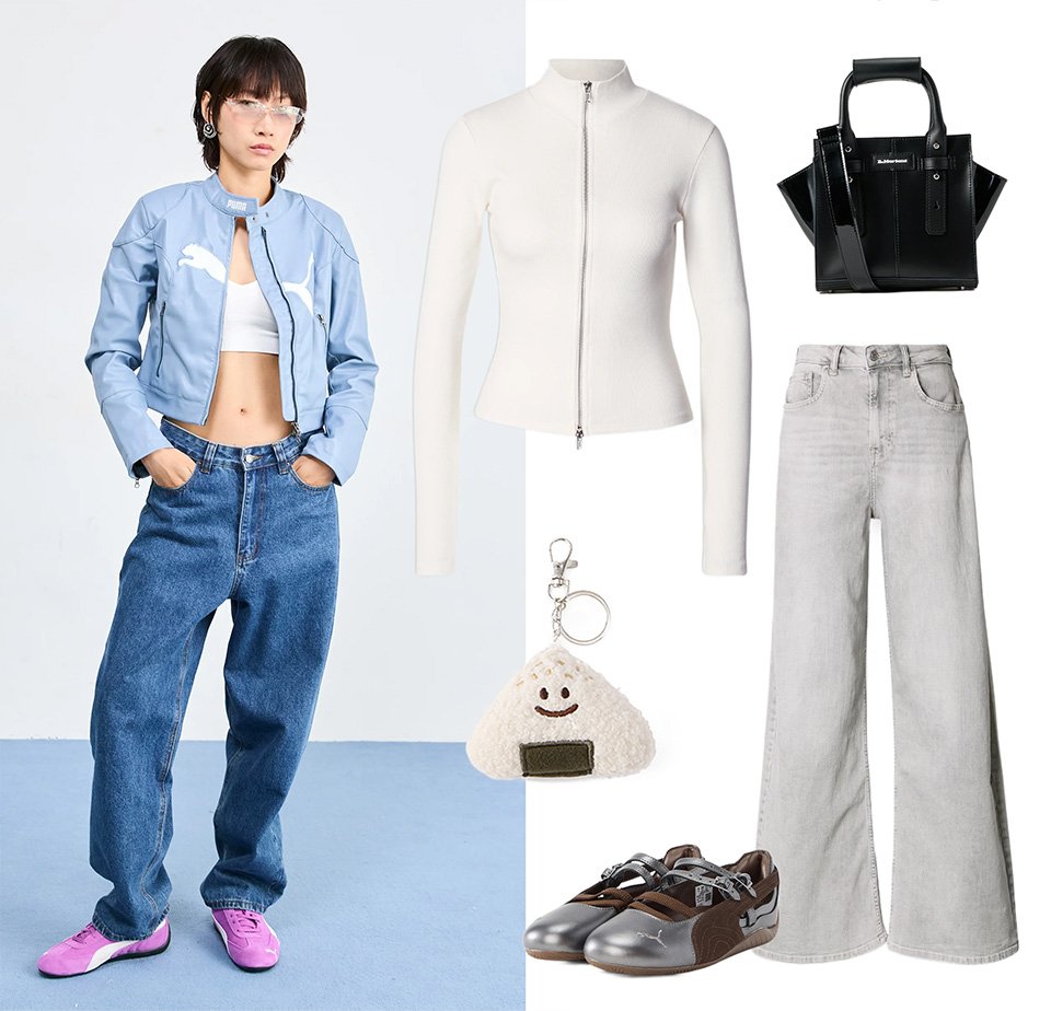Hellblaue gekürzte Jacke mit weißem Logo, weißes, geripptes Reißverschluss-Top, graue Jeans mit weitem Bein, schwarze Handtasche, graue Schuhe und ein Reisbällchen-Schlüsselanhänger.