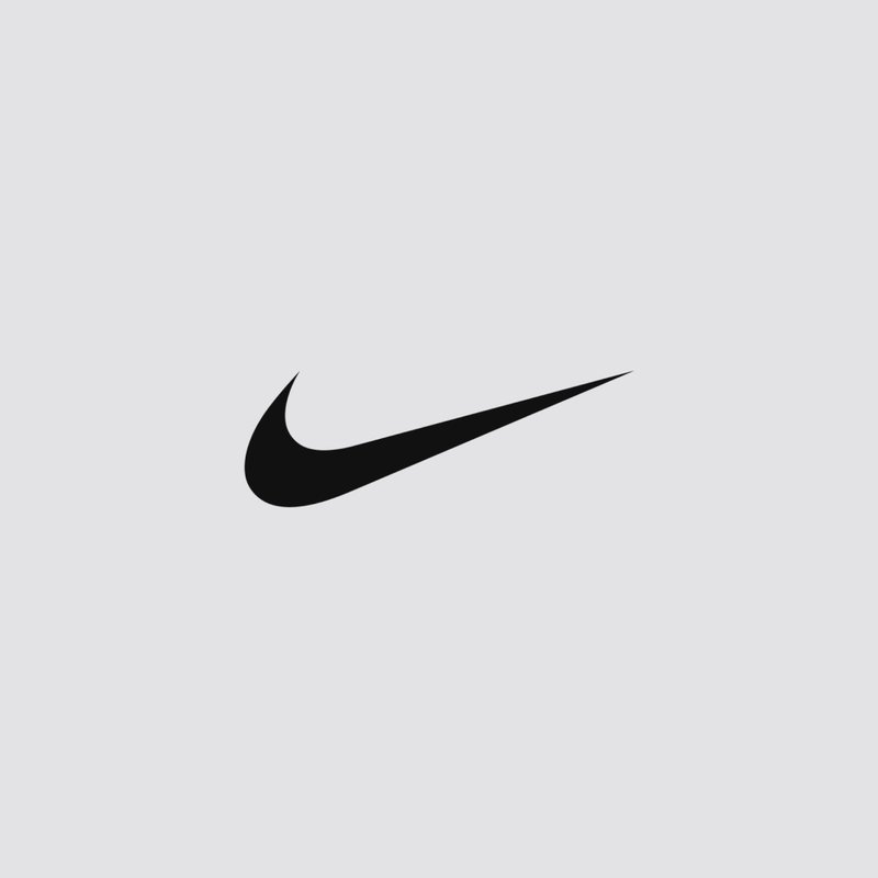 Logo de la marca Nike, con el swoosh negro sobre un fondo gris claro, representando la identidad de la marca y su enfoque atlético.