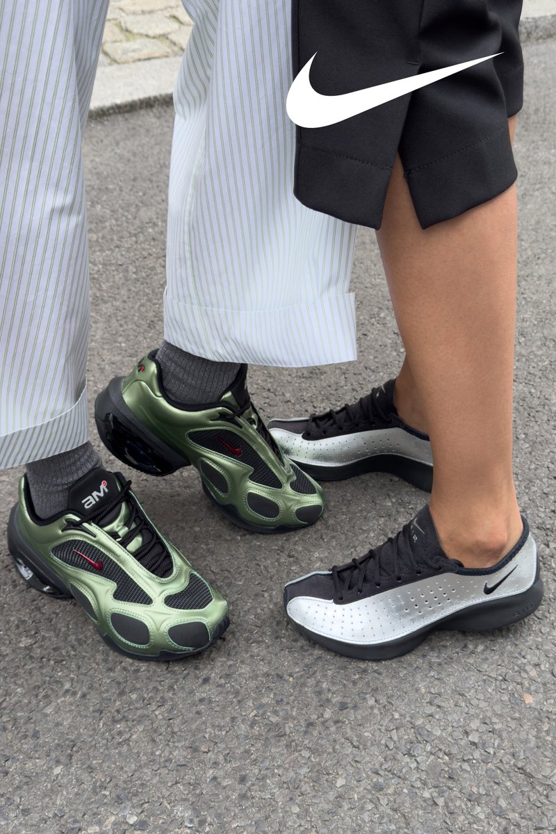 Zwei Paar Nike-Schuhe: eines in Grün mit schwarzen Mesh-Details und roten Akzenten, das andere silber und schwarz mit einer glatten Textur.