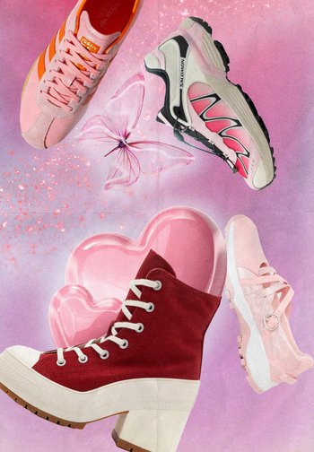 Vier paren kleurrijke schoenen drijven tegen een roze achtergrond, waaronder roze sneakers, een rode high-top en een hartvormig element.