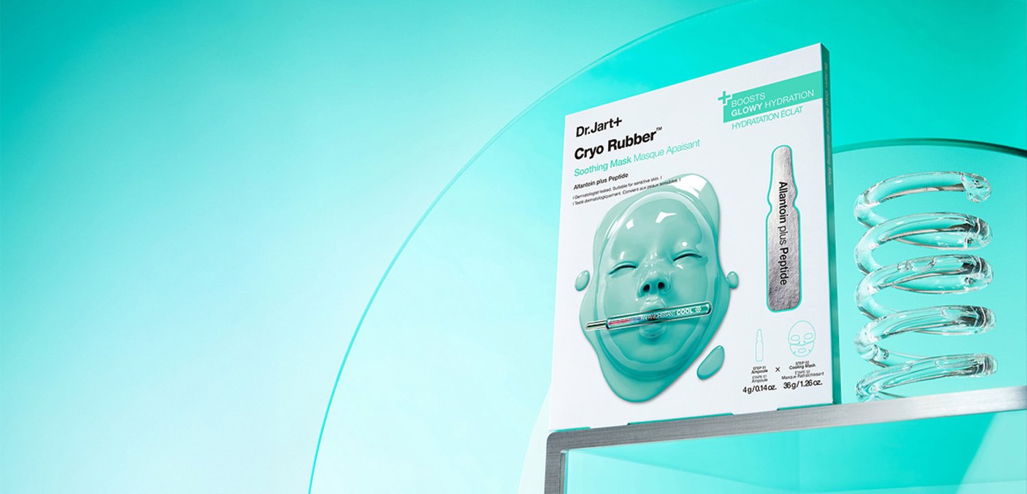 Dr. Jart+ Cryo Rubber beroligende maske med kjølende blå maske på emballasjen ved siden av klar spiral skulptur på glasshylle.