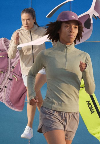 Deux femmes courant en tenue de sport, l'une avec une veste beige, l'autre avec un haut vert et une casquette violette, avec des sacs de sport sur un fond bleu.