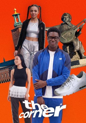 Trois jeunes adultes divers dans des vêtements de sport décontractés se tiennent devant un fond orange avec une chaussure, une statue et un bâtiment.