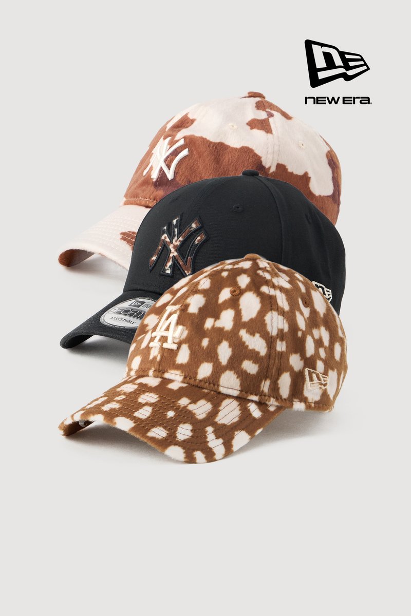 Drei Baseballmützen: eine braun-weiß im Batik-Stil, eine schwarze mit aufgesticktem Logo und eine braun gefleckte mit weißen Akzenten.