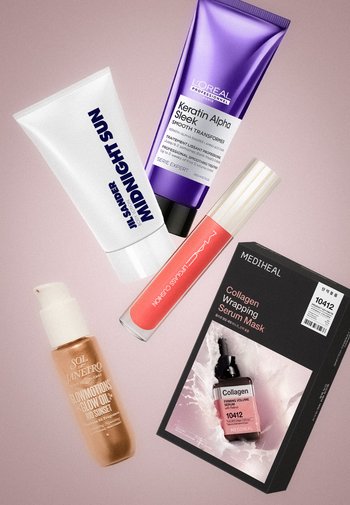 Vijf schoonheidsproducten, waaronder Jil Sander Midnight Sun lotion, L'Oréal Keratin Alpha haarproduct, MAC lipgloss, Sol de Janeiro olie en Mediheal Collagen gezichtsmasker.