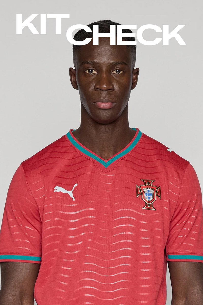 Mann trägt ein rotes Portugal Fußballtrikot mit Puma-Logo und Nationalemblem, steht vor einem schlichten hellen Hintergrund.