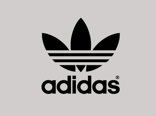 Logo trefoil Adidas noir avec trois bandes horizontales au-dessus du nom de la marque en minuscules sur un fond gris clair.