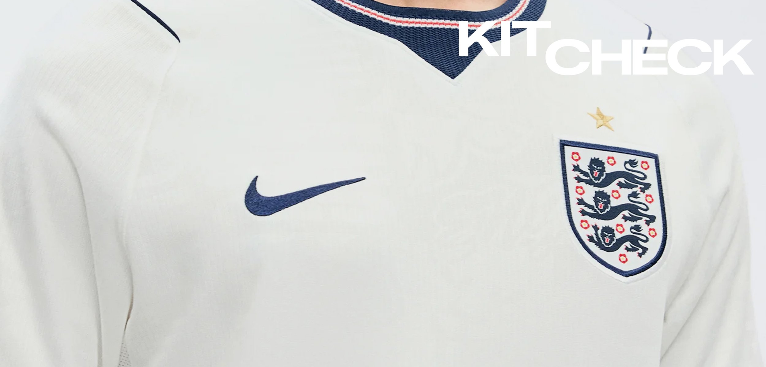 Weisses England-Fussballtrikot mit navyblauem Nike-Logo, Three-Lions-Wappen, roten Rosen und einem goldenen Stern über dem Wappen.