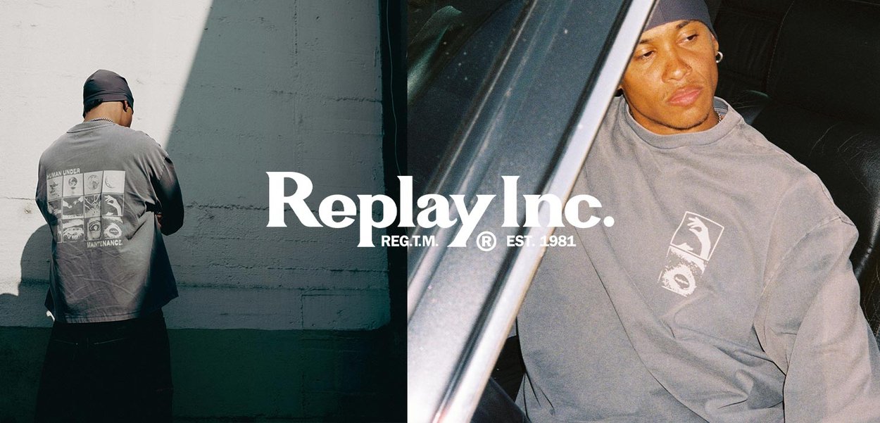 Man i grå grafisk sweatshirt och svart beanie sedd bakifrån utomhus och sittande i bilen, Replay Inc. logotyp centrerad.