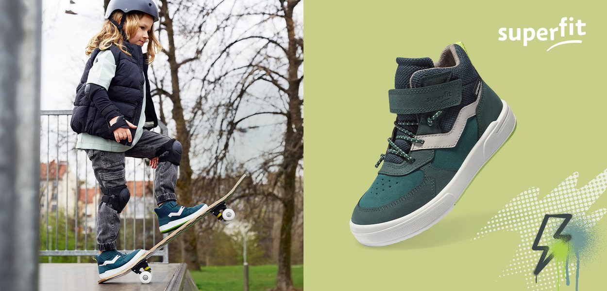 Barn iført hjelm og knæbeskyttere skater på skateboard iført blå og grønne højtop sneakers ved en grøn baggrund med en stor sneaker.