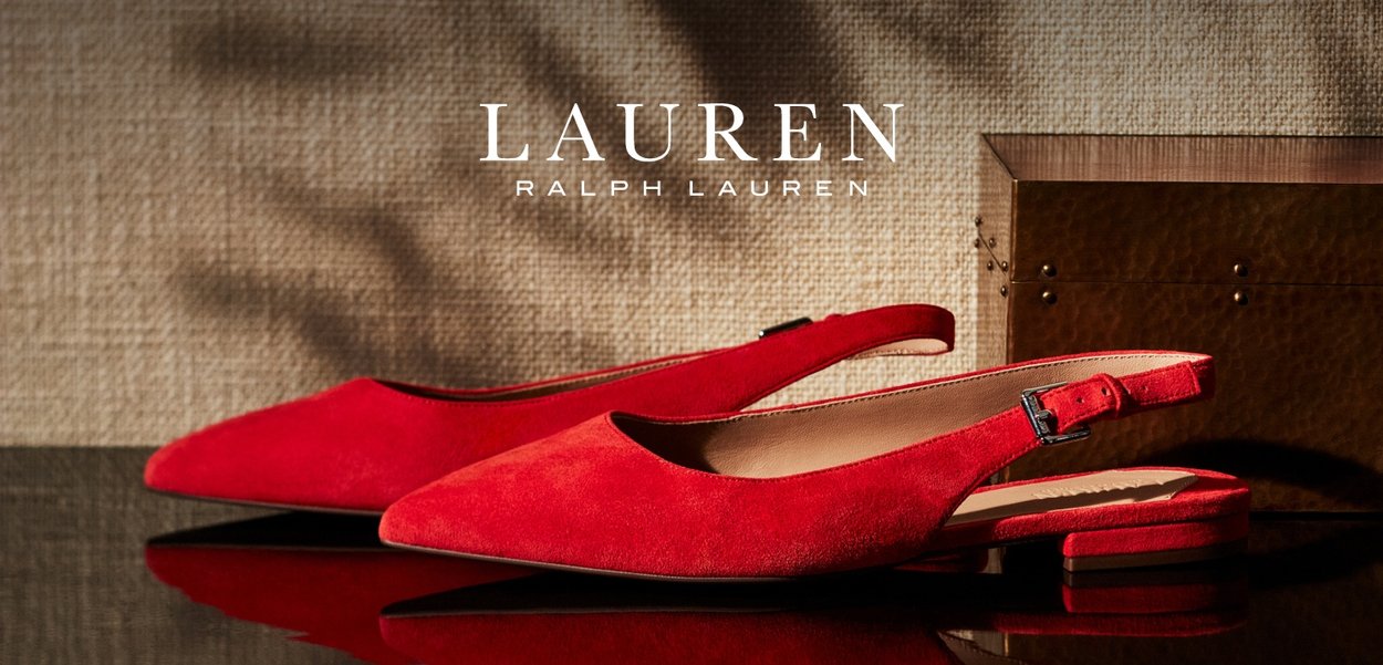Røde suede slingback leiligheter med spiss tå, justerbar ankelrem og lav blokkhel, satt mot en teksturert bakgrunn.