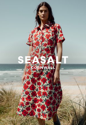Blumenkleid mit kurzen Ärmeln, das rote Blumen auf einem grün gestreiften Hintergrund zeigt. Knopfverschluss vorne, knielanges Design.