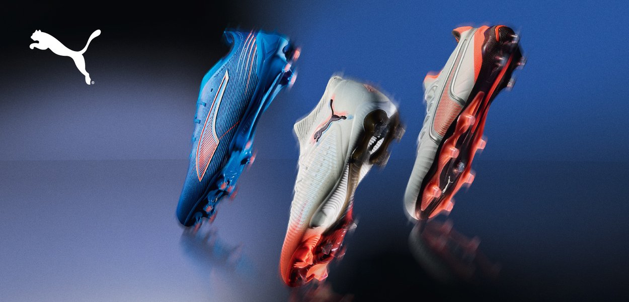 Drie paar voetbalschoenen in blauw, wit en grijs met rode accenten, met een slank ontwerp, textuur oppervlakken en verschillende noppen.