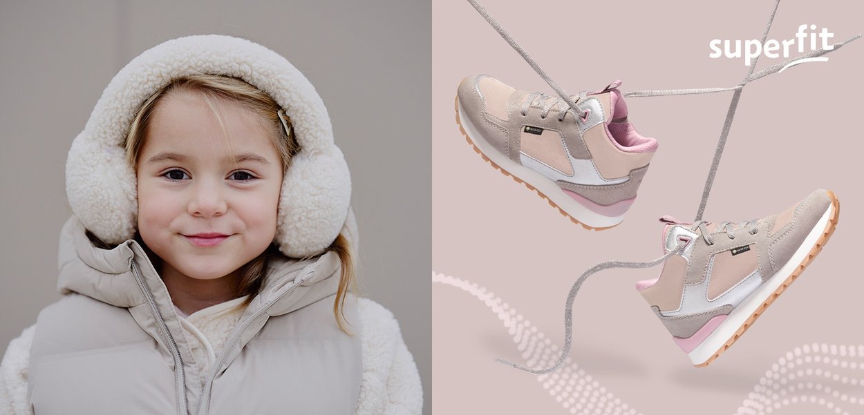 Lächelndes junges Mädchen in beigem Winterweste und flauschigen Ohrenschützern neben rosa und beigen Superfit-Sneakern mit schwebenden Schnürsenkeln auf einem hellen Hintergrund.